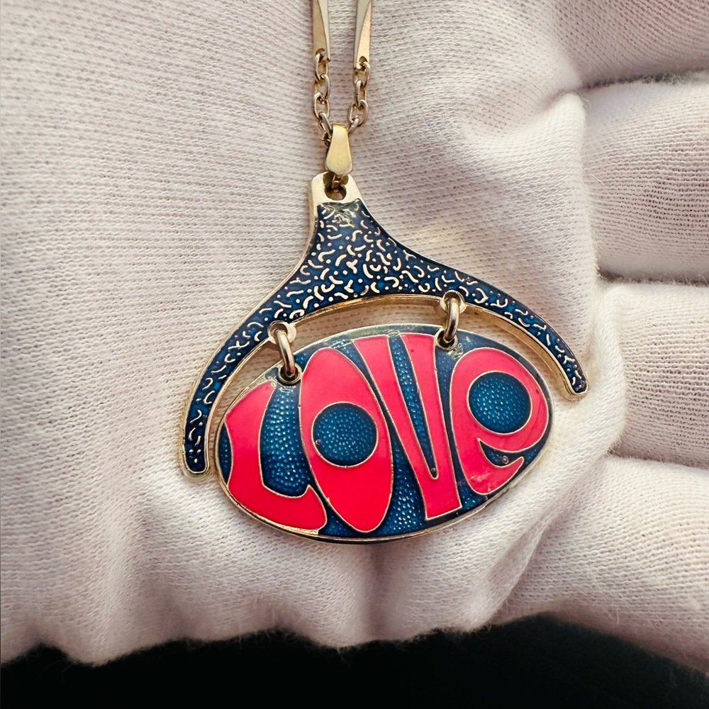 VTG Groovy Enamel Love Pendant Necklace Gold Tone Bar & Chain Links Mid-Century